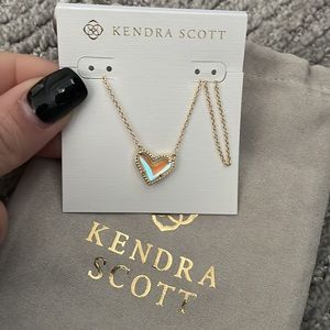 KENDRA SCOTT - ARI HEART SHORT PENDANT